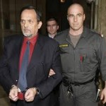 Dissidenten Gerd Honsik förs bort av polis