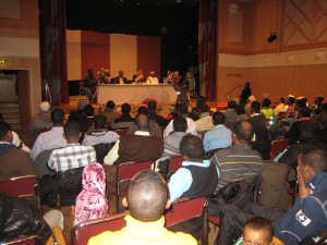 Publiken lyssnar till Omars kritik av wahhabismen